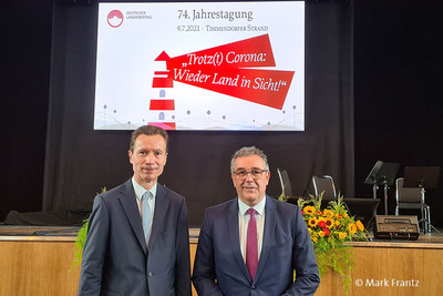 Landesvorsitzender Andreas Hemsing mit Dr. Martin Klein (Hauptgeschäftsführer des Landkreistages NRW, links). © Mark Frantz